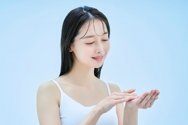 化粧水がしみるときはスキンケア方法を見直してみよう