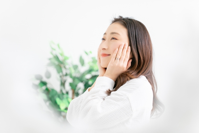 化粧水だけのスキンケアはNG？ニキビや肌荒れに有効なケア方法を解説