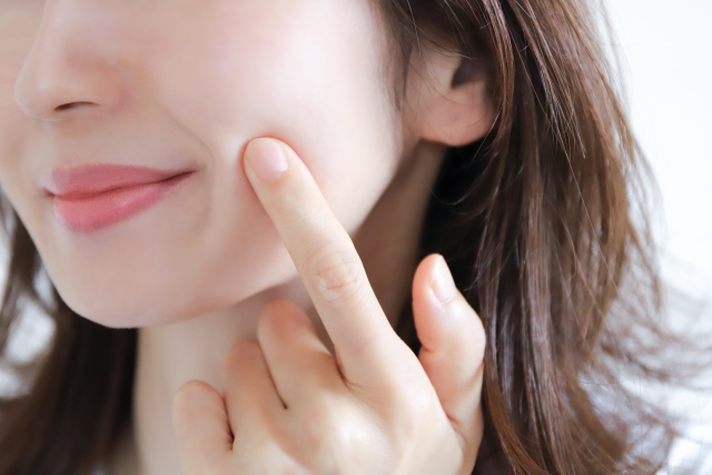 化粧水と乳液の役割の違いとは？使い方でスキンケア効果が変わる?!