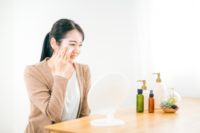 化粧水で洗顔するメリットは？皮脂や汚れは落ちる？気になる効果を解説