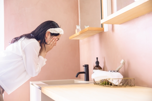 洗顔の摩擦が肌トラブルの原因？今日から見直したい洗い方